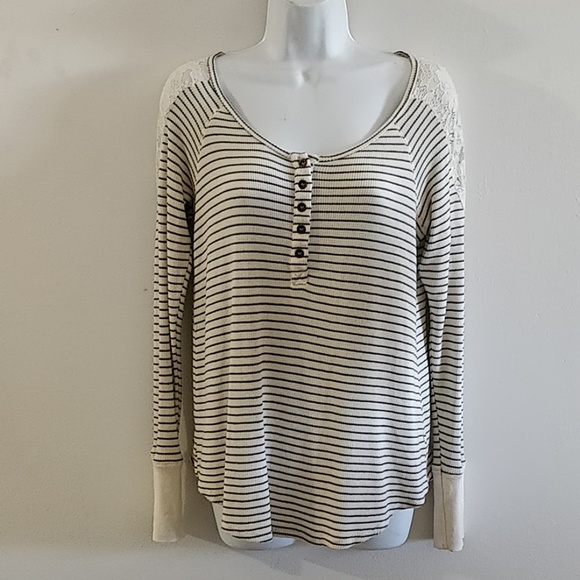 Chloe K size Medium lace shoulder shirt - Picture 1 of 4